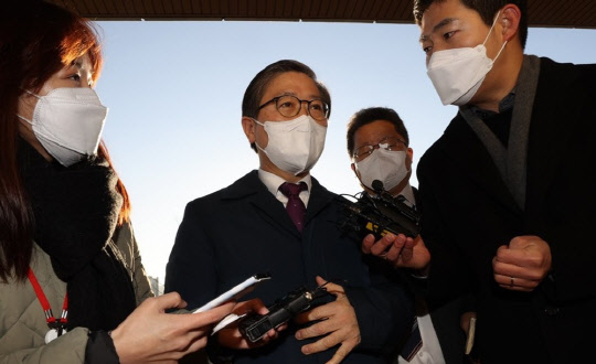 변창흠(사진) 국토부 장관 후보자가 8일 정부과천청사 서울지방국토관리청에 마련된 청문회 준비 사무실에 출근하고 있다. <연합뉴스>